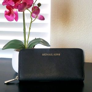 Michael Kors Zip Around Wallet